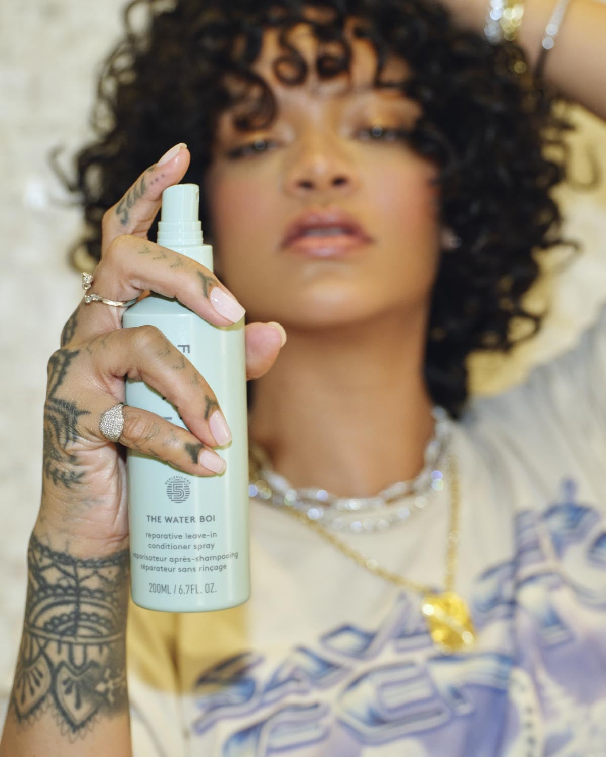 Elegant Leave-In Conditioning Spray for Effortless Detangling and Repair